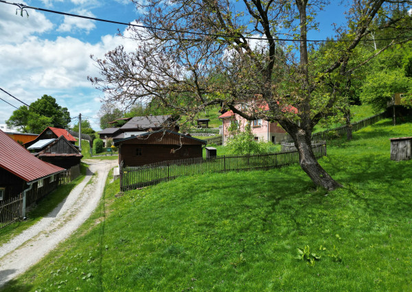 Na predaj, pozemok so starším domom, Staškov